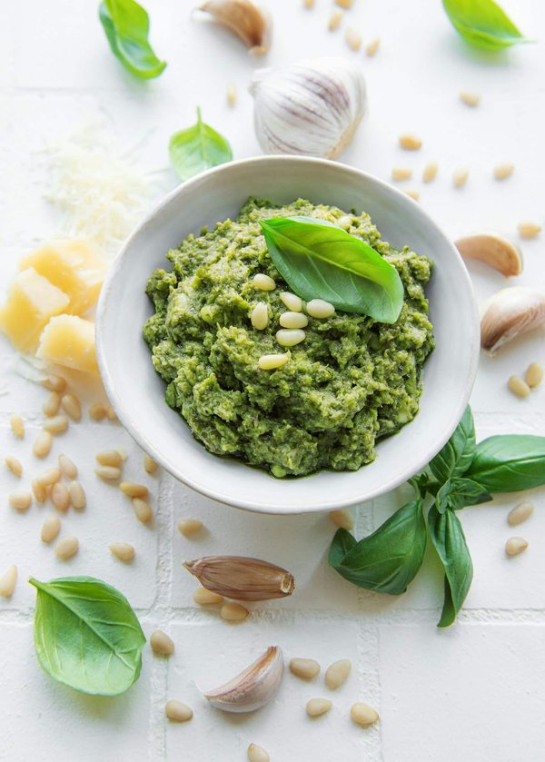 Qual è il migliore abbinamento di erbe per un pesto di zucchine e mandorle?